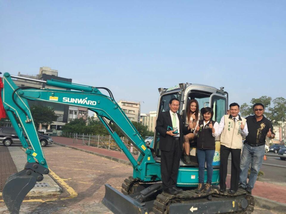 嘉義市长大赞宝运莱智能挖掘机环台义举