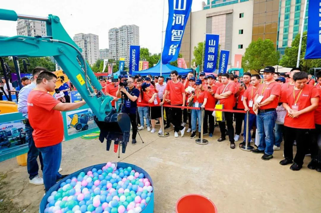 2020全球微挖大会 宝运莱智能精品微挖赢得满堂彩