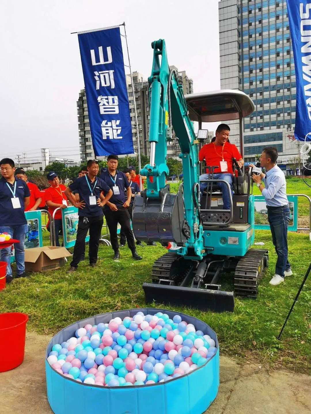 2020全球微挖大会 宝运莱智能精品微挖赢得满堂彩