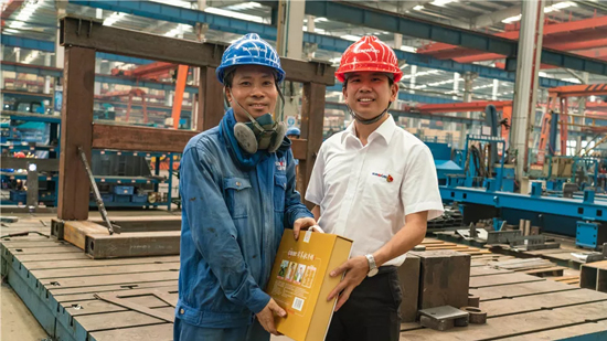 万力集团“送清凉”活动，慰问一线员工