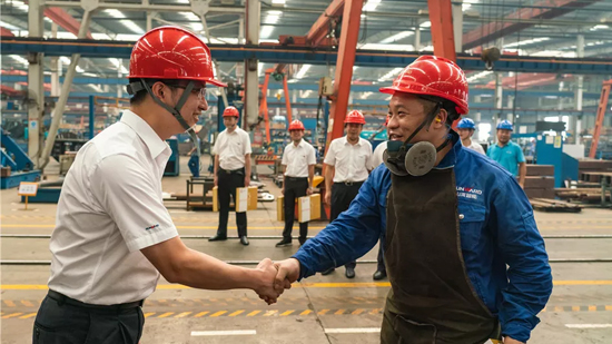 万力集团“送清凉”活动，慰问一线员工