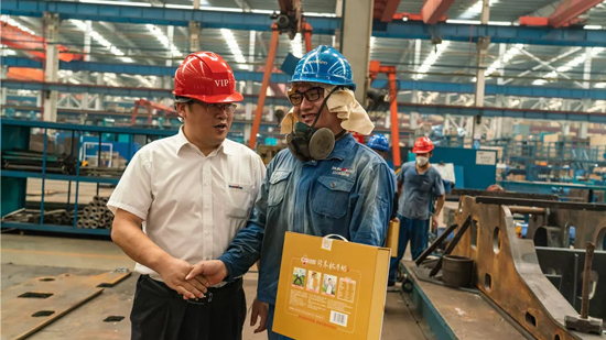 万力集团“送清凉”活动，慰问一线员工