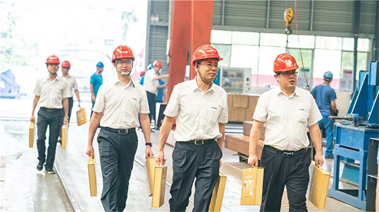 万力集团“送清凉”活动，慰问一线员工