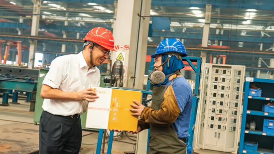 万力集团“送清凉”活动，慰问一线员工