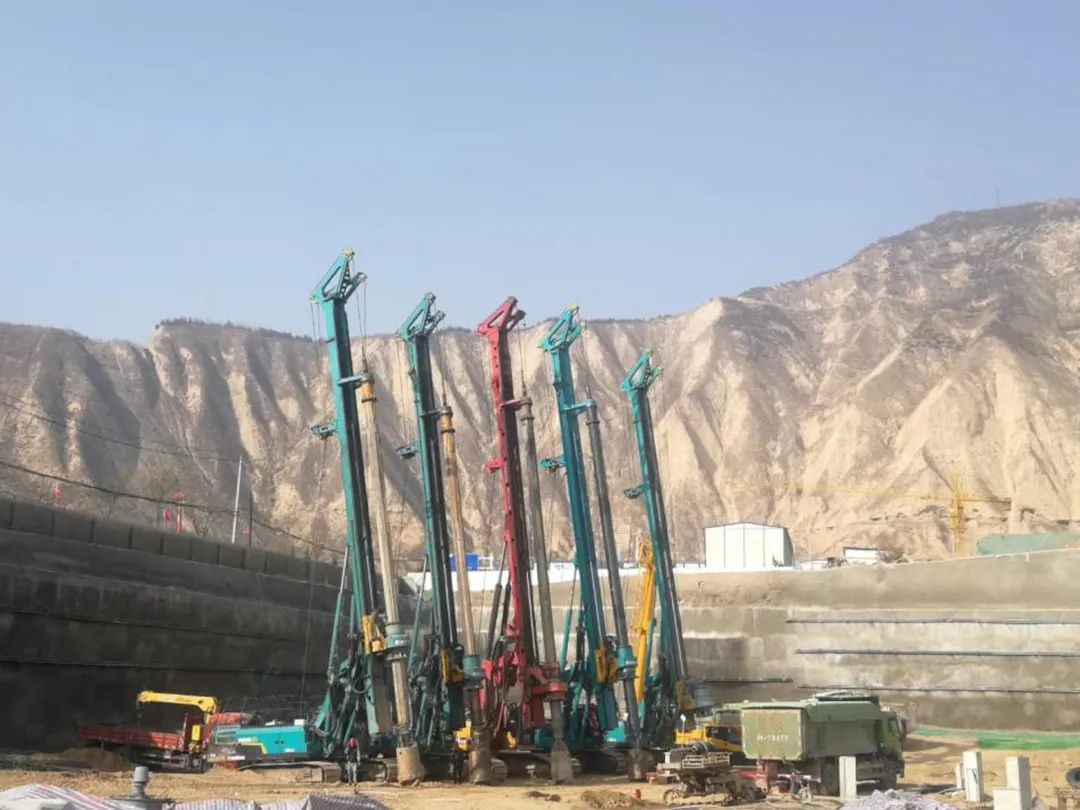 金戈铁马工程路 风雨无阻选宝运莱