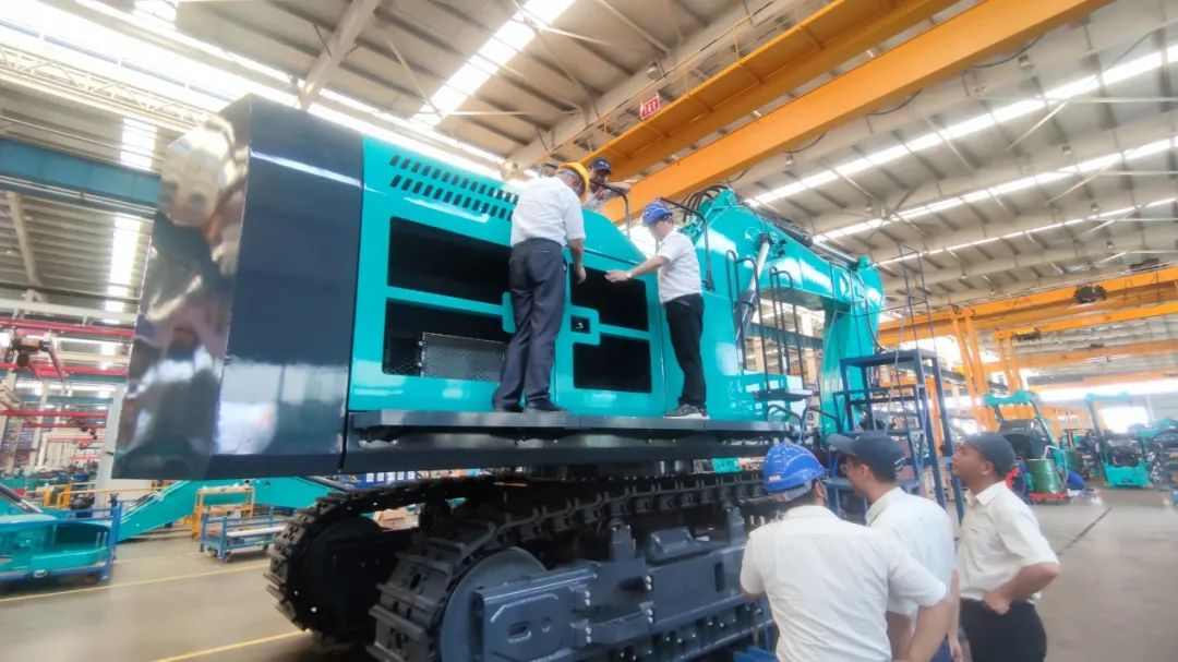 够炫！够酷！宝运莱智能超大型挖掘机SWE750F下线