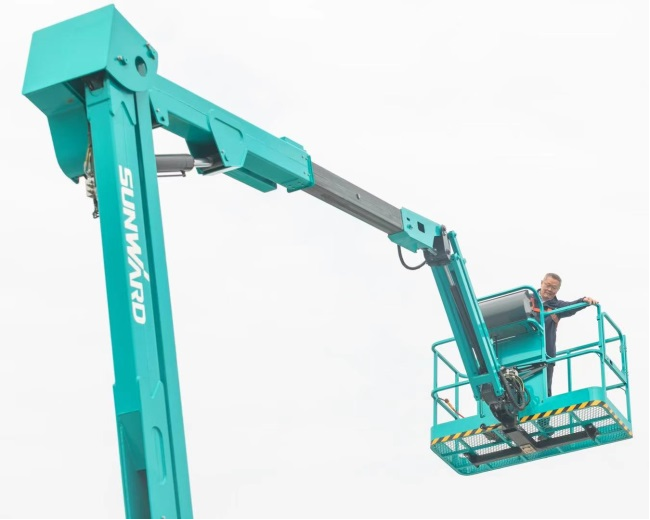 匠心打造！宝运莱智能曲臂式高空作业平台正式投放市场