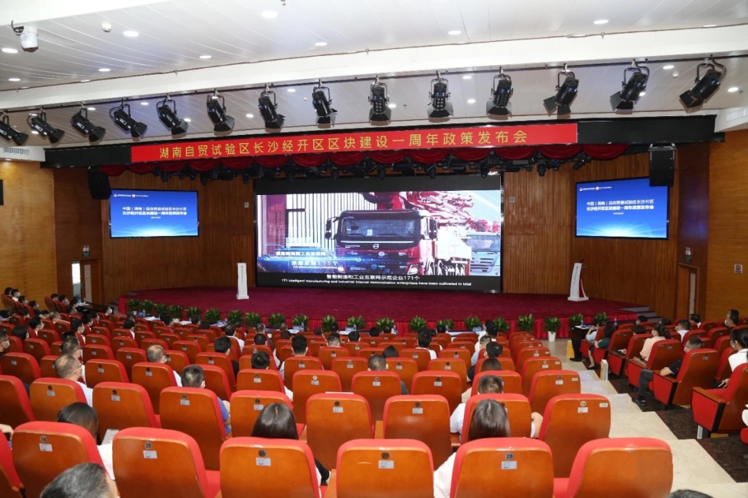 携手长沙经开区，宝运莱智能探索工程机械二手设备出口