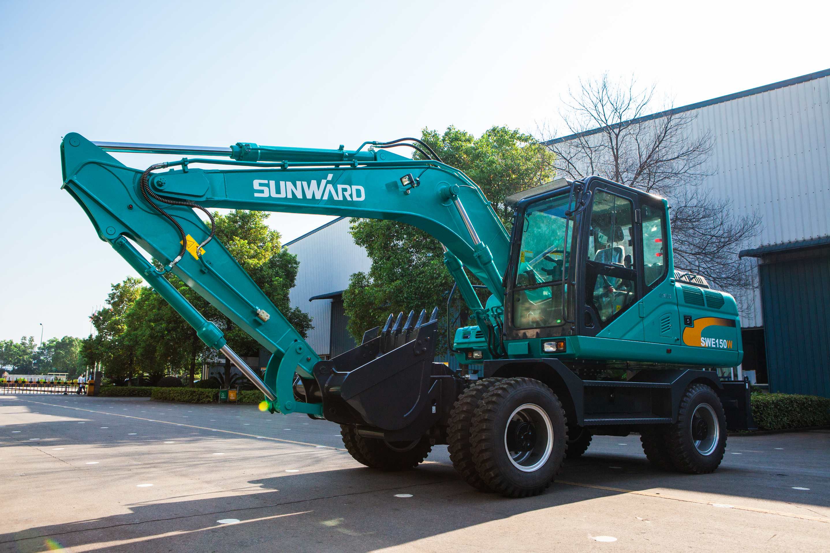 轮胎式挖掘机和履带式挖掘机，你更看好哪个？