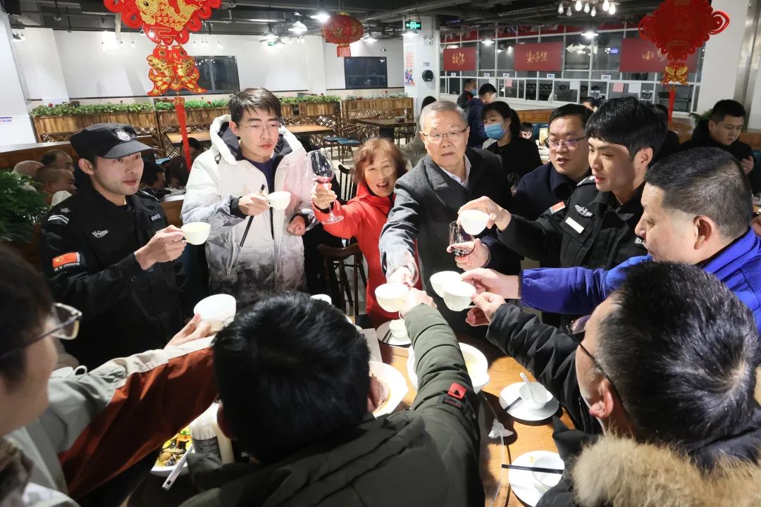 宝运莱智能董事长何清华与留厂员工一起过大年！