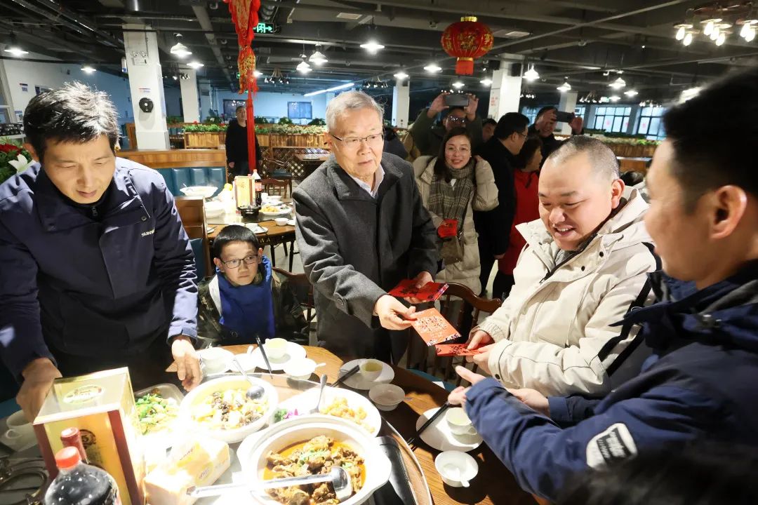 宝运莱智能董事长何清华与留厂员工一起过大年！