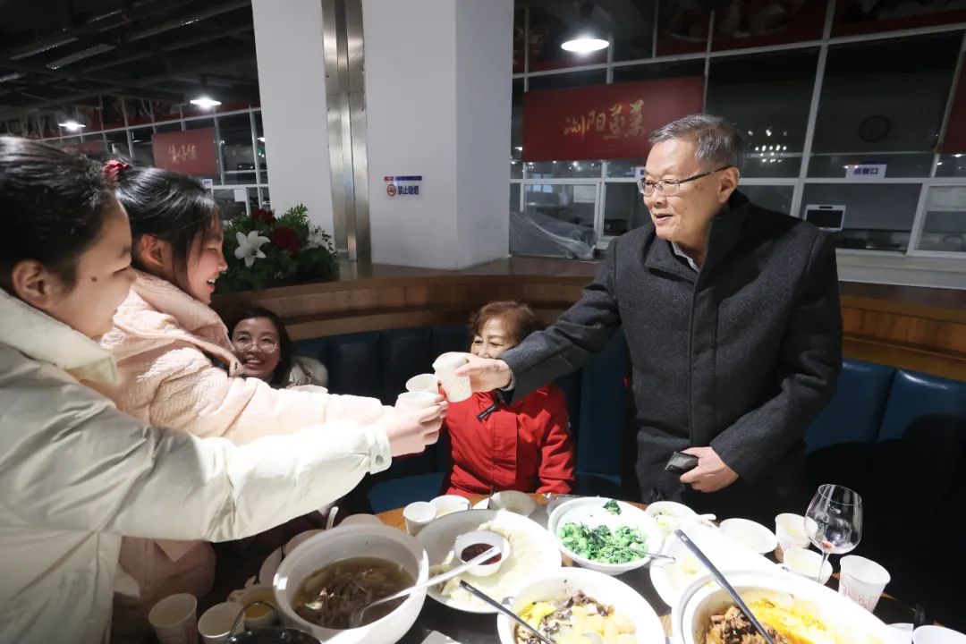 宝运莱智能董事长何清华与留厂员工一起过大年！