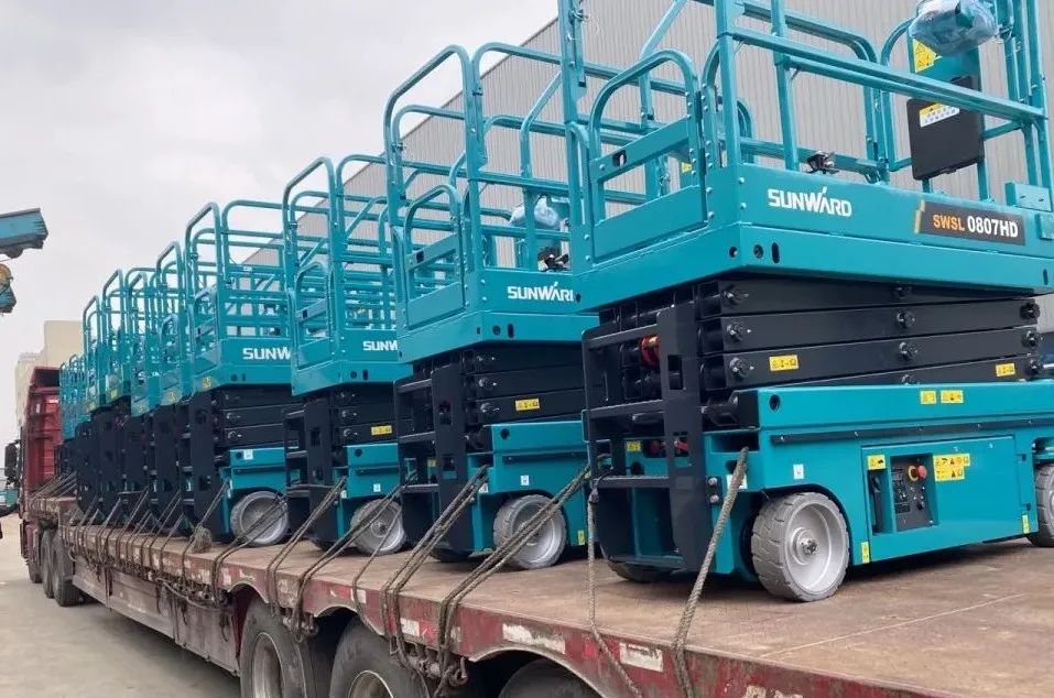 创下单日最高发货量纪录！宝运莱高机设备集中发货