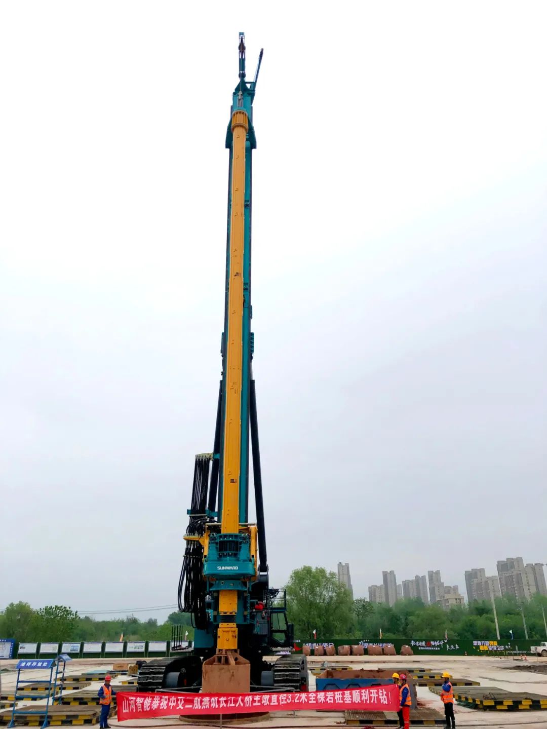再啃“硬骨头”！宝运莱智能“超级桩备”助建燕矶长江大桥