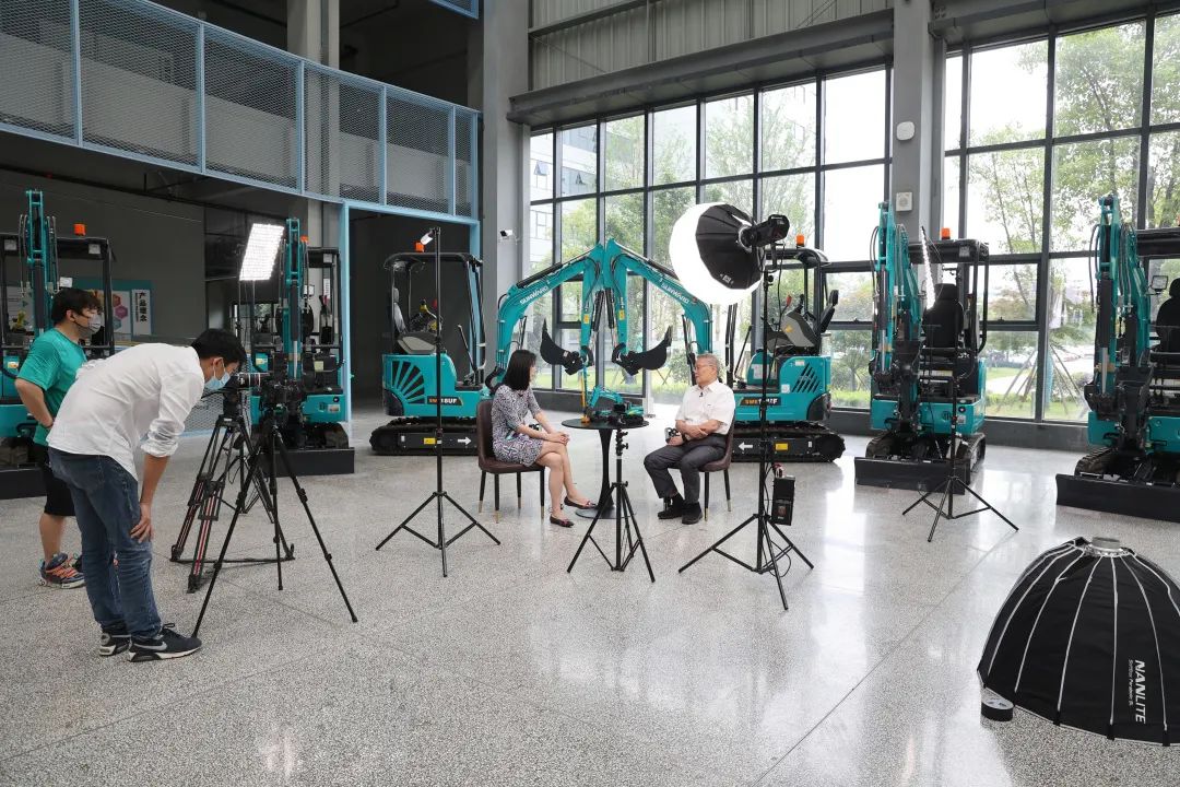 CGTN探厂！专访宝运莱智能董事长、首席专家何清华花絮来了