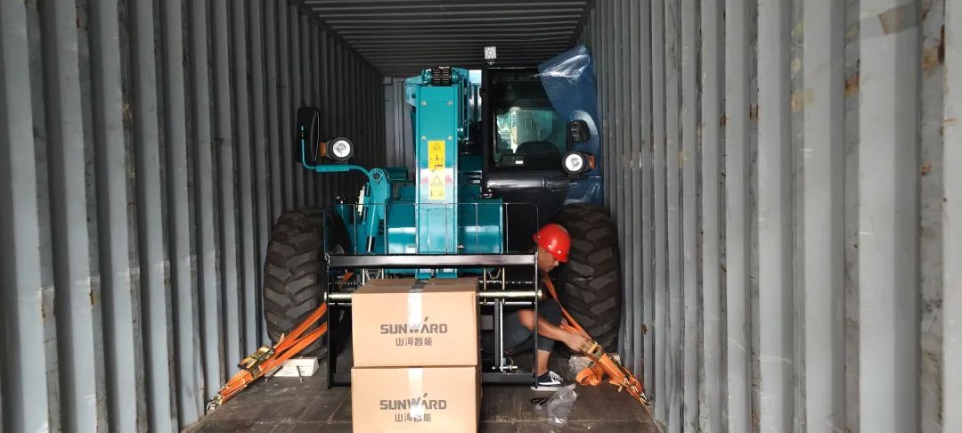 单笔采购金额千万元！宝运莱智能伸缩臂叉装车批量出口