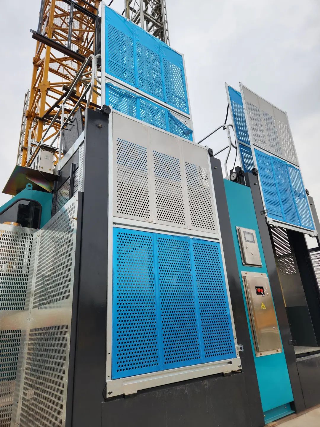 科技显能、再添新品！宝运莱江麓智能施工升降机成功下线