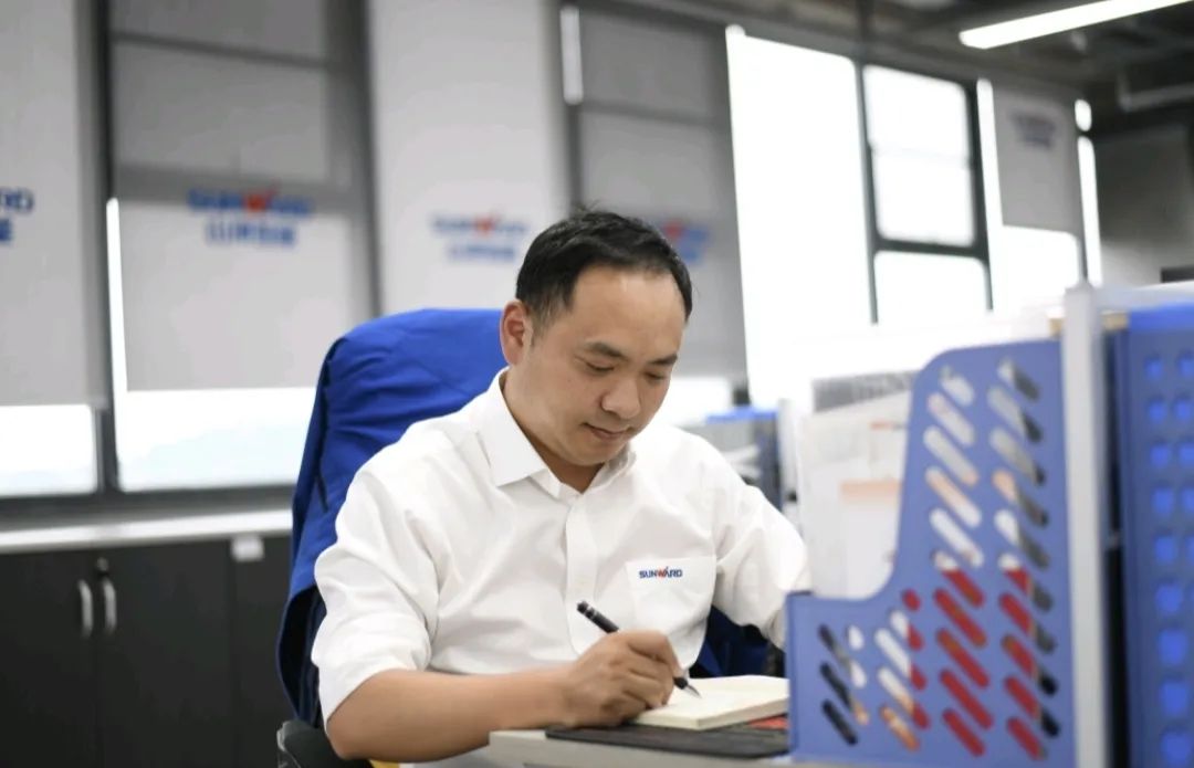 长沙市召开庆祝“五一”国际劳动节大会，宝运莱智能1个人1集体获表彰！