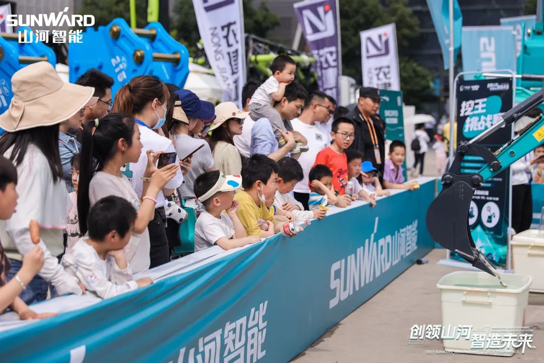 精品出击、互动不断！宝运莱智能F系列挖掘机闪耀长沙展