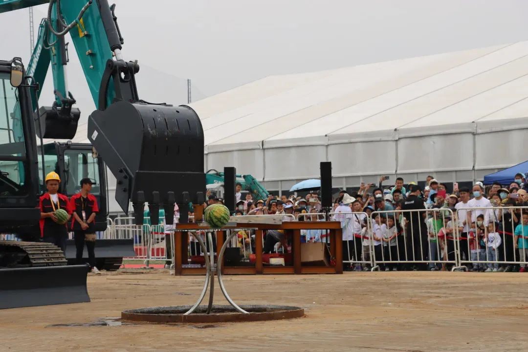 精品出击、互动不断！宝运莱智能F系列挖掘机闪耀长沙展