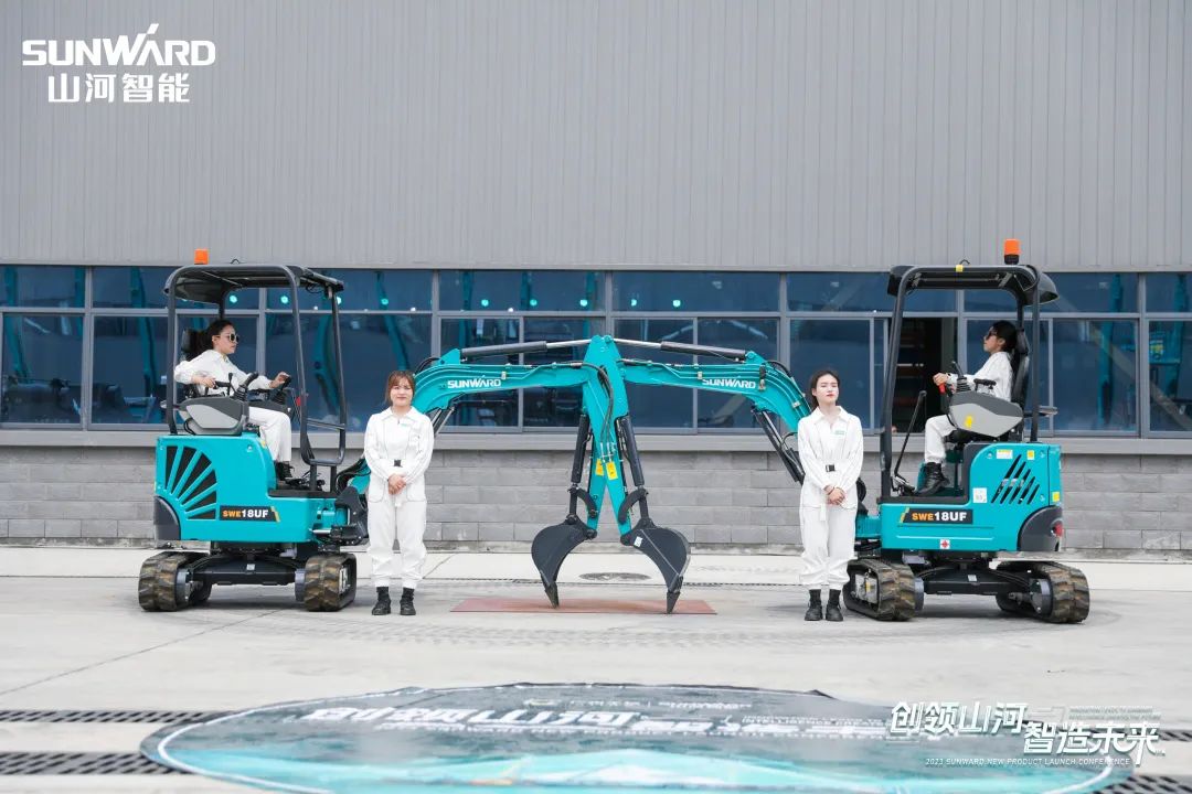 精品出击、互动不断！宝运莱智能F系列挖掘机闪耀长沙展