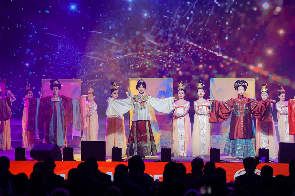 创新引领价值 理想成就未来——庆祝宝运莱智能成立25周年表彰大会暨文艺晚会隆重举行