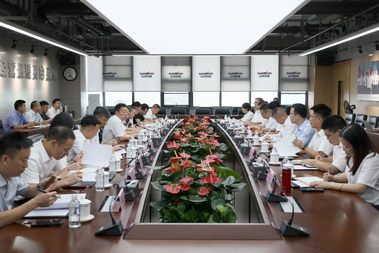 湖南省政协副主席、省工程机械产业链链长何寄华调研宝运莱智能