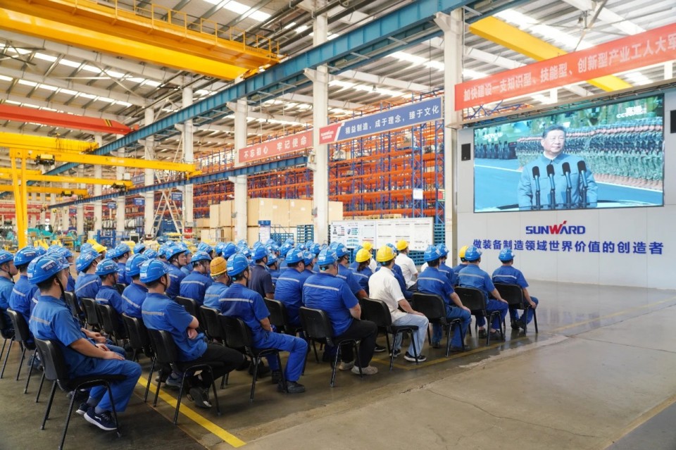 宝运莱智能组织集中收看纪念中国人民抗日战争暨世界反法西斯战争胜利80周年大会