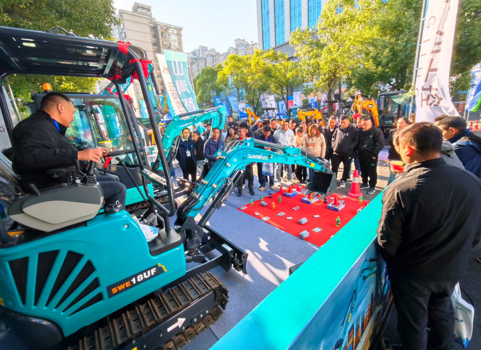 宝运莱智能微挖“天团”闪耀武汉，引领绿色施工潮流